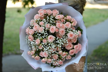 Букет из розовых кустовых роз "Девичьи румяна"